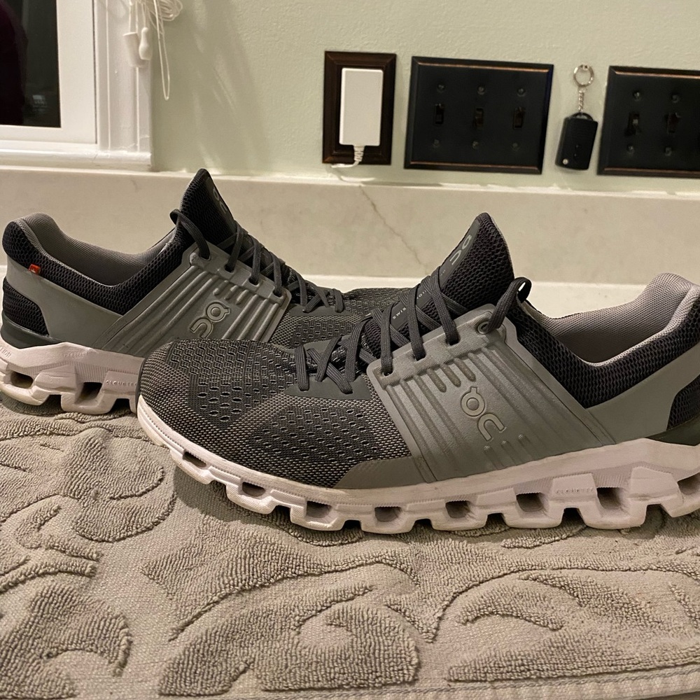 Men’s On Cloudswift Rock/Slate Size 10.5